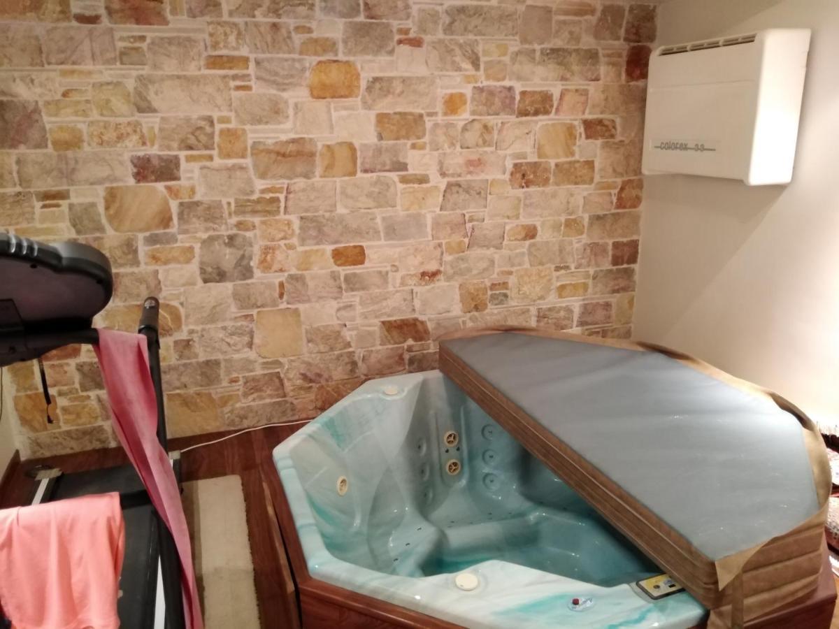 Apartment With A Garden, Bbq, Swimming Pool And Jacuzzi Dhrafi Exterior photo